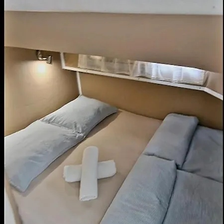 Beatrix Boat Ботель *